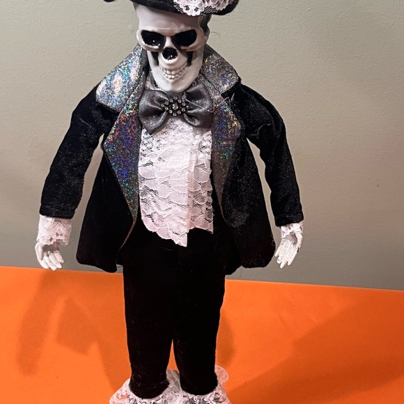 Elegant Skeleton Figurine with Black and Silver Details - Picture 10 of 11